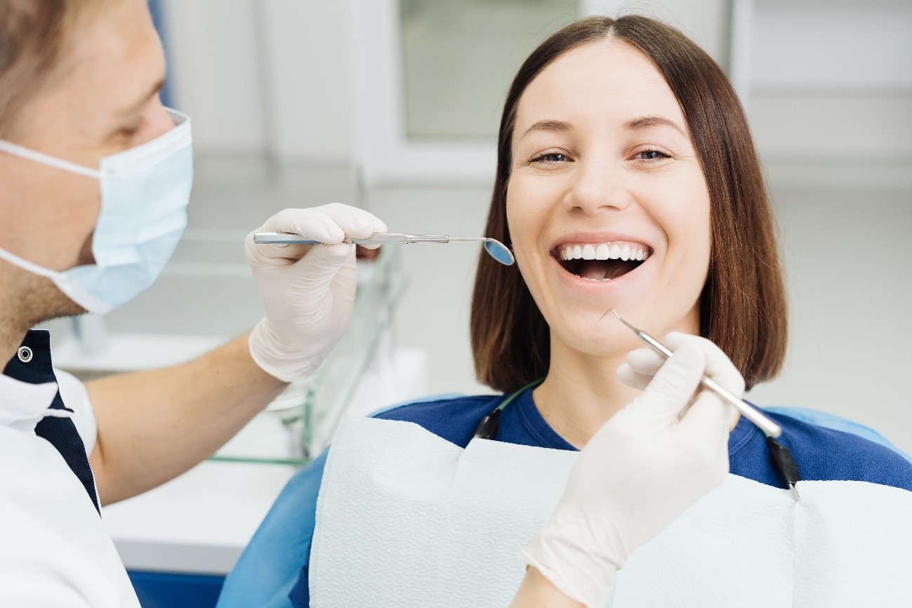 ¿Qué es una limpieza dental y cómo ayuda a mantener una mejor salud bucodental?