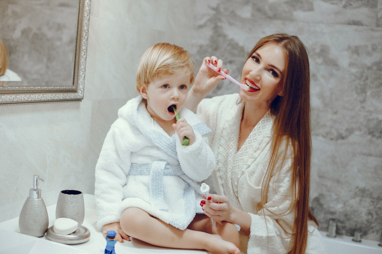 Cepillarse, enjuagar, repetir: La importancia de la consistencia en la higiene dental infantil